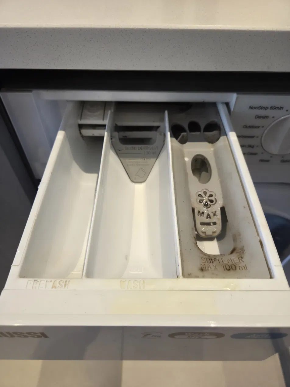 Detergent drawer before cleaning
