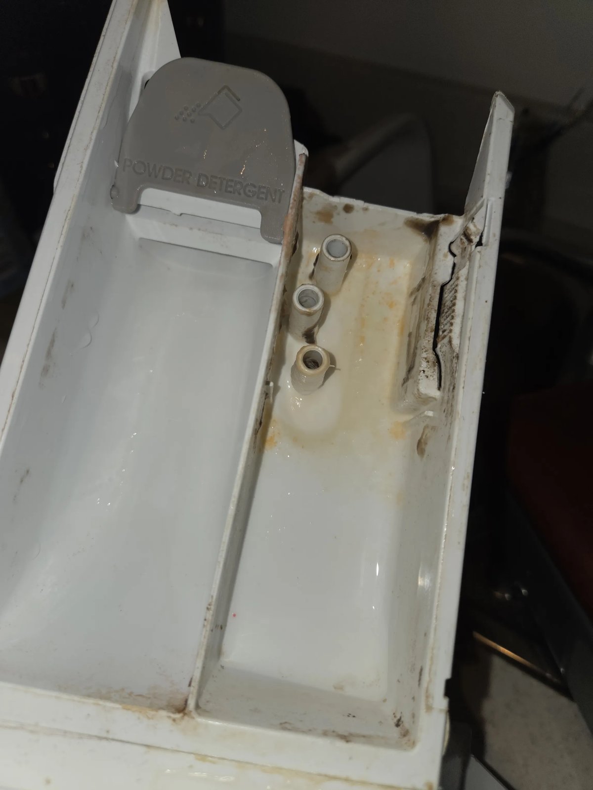 Detergent drawer after cleaning