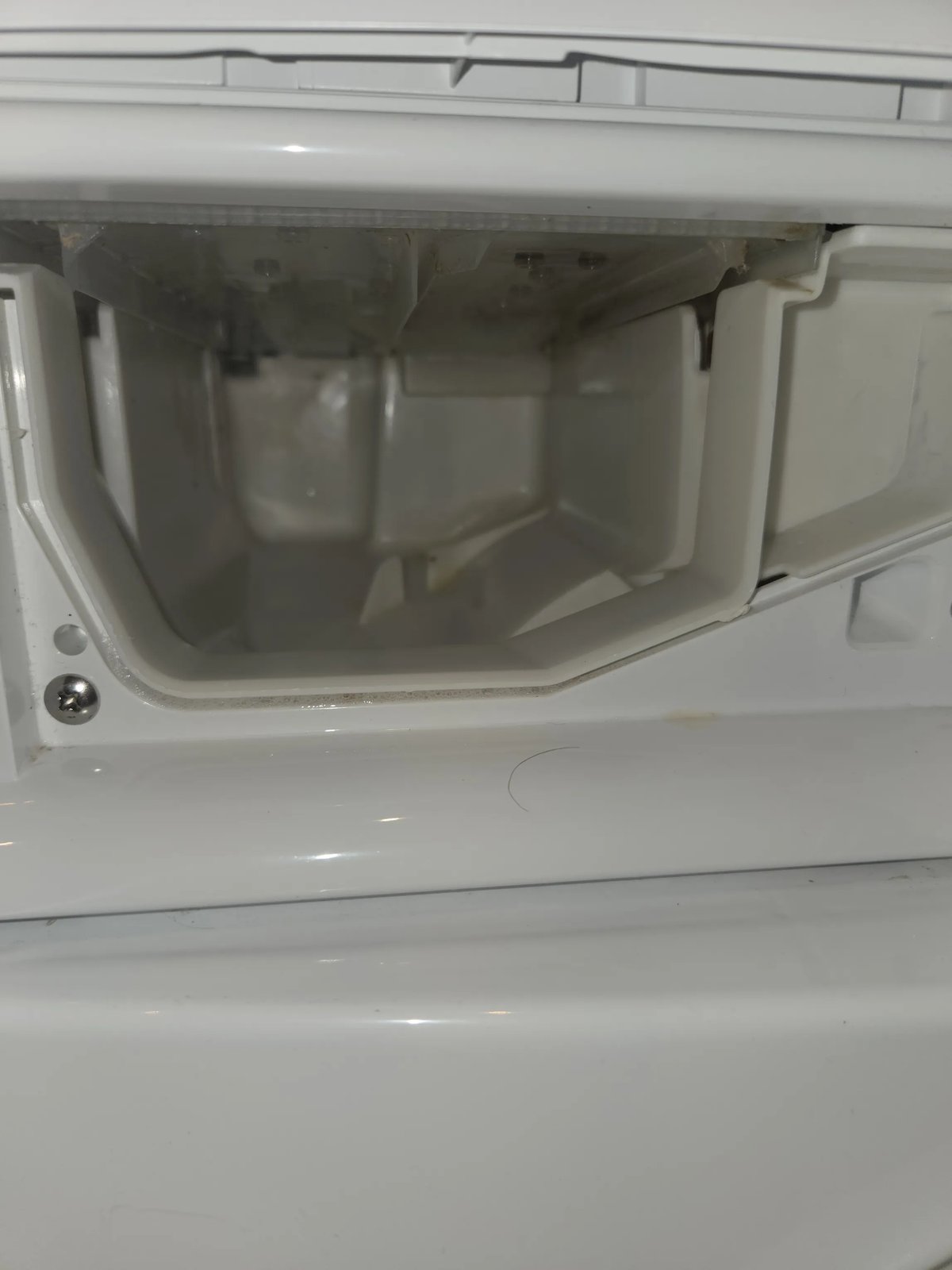 Detergent drawer recess after cleaning